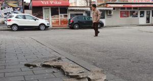 Pitești: Bucăți de zid căzute dintr-un bloc, pericol pentru trecători