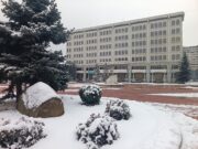 Revoltător! Fereastra prefectului lovită de o piatră