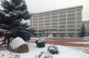 Revoltător! Fereastra prefectului lovită de o piatră