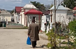 Bătrânii din Argeș trăiesc pe datorie