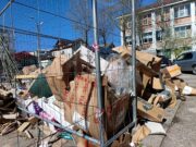 La școală la poartă, gunoiul se-arată